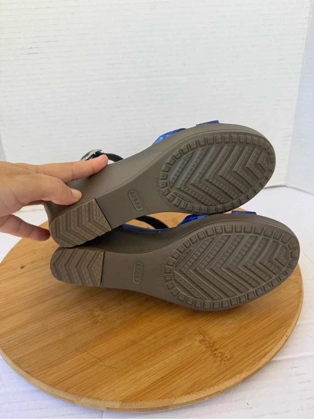 Crocs Women Leigh II Sandal Sz 7 Blue Tie Dye Ankle Strap Wedge Coastal Cushion